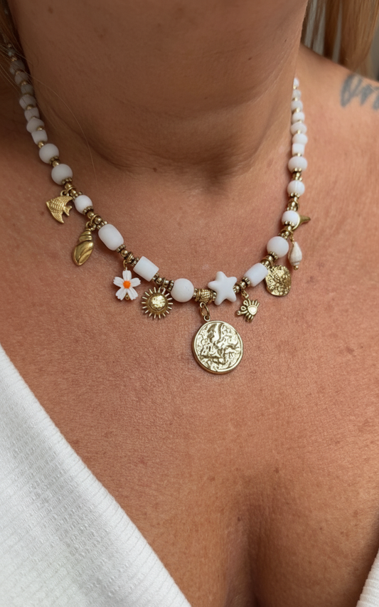 Collier Nyx blanc porté