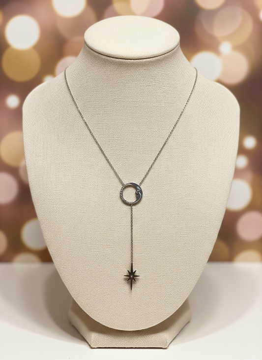 Visuel Collier Lune sur présentoir avec beau fond