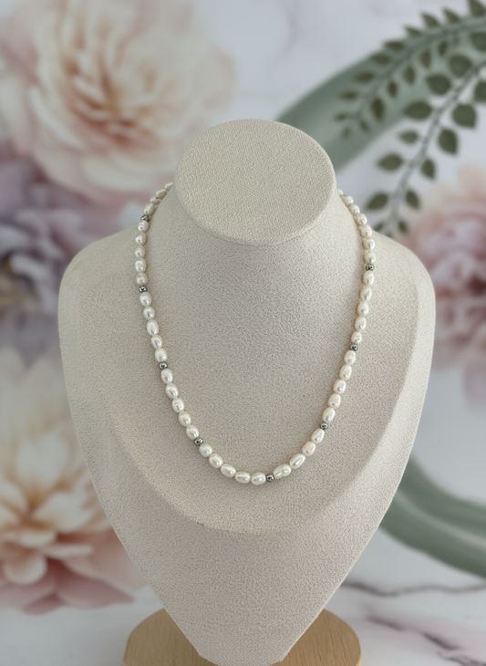 Visuel Collier Mahina sur présentoir avec beau fond